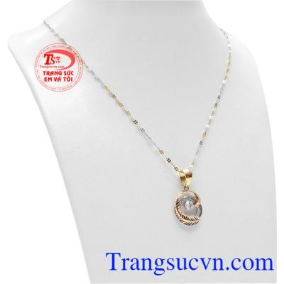 Bộ trang sức nữ nguyệt quế 18k được kết hợp từ mặt dây và dây chuyền. 