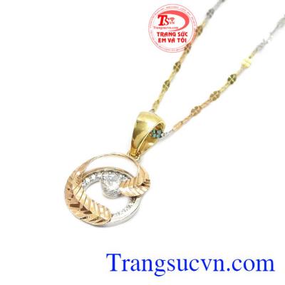 Sản phẩm chế tác từ vàng màu, vàng trắng, vàng hồng. Bộ trang sức nữ nguyệt quế 18k