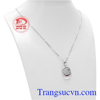 Bộ trang sức nữ channel vàng trắng 18k được kết hợp từ mặt dây và dây chuyền.