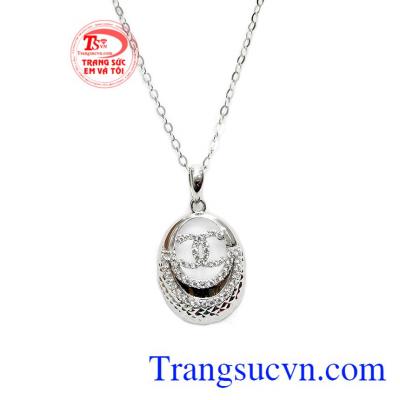 Bộ trang sức thích hợp làm quà tặng trong những dịp đặc biệt. Bộ trang sức nữ channel vàng trắng 18k