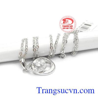 Bộ trang sức trẻ trung, năng động thích hợp làm quà tặng cho người phụ nữ của bạn.