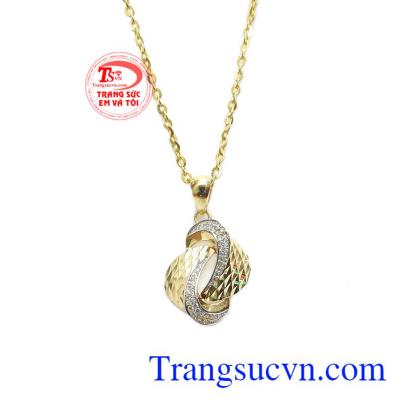 Sản phẩm được thiết kế thông minh, các đường nét tinh tế uyển chuyển tôn vinh nét đẹp phái nữ. Bộ trang sức nữ quý phái