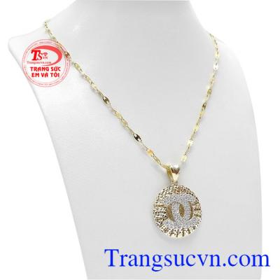 Bộ trang sức nữ channel nhập khẩu là sự kết hợp từ mặt dây và dây chuyền.