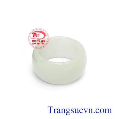 Nhẫn ngọc màu trắng được chế tác kiểu bản hẹ truyền thống