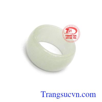 Nhẫn ngọc màu trắng có tác dụng giải trừ hung khí, mang lại may mắn, bình an