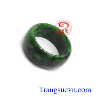Nhẫn đá quý ngọc trong phong thủy chứa nguồn năng lượng dồi dào, vì vậy bạn sẽ được tiếp thêm nguồn động lực, mạnh mẽ, lạc quan trong cuộc sống