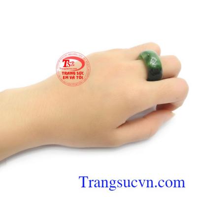 Ngọc cẩm thạch mang đến sự bình an và may mắn cho người dùng