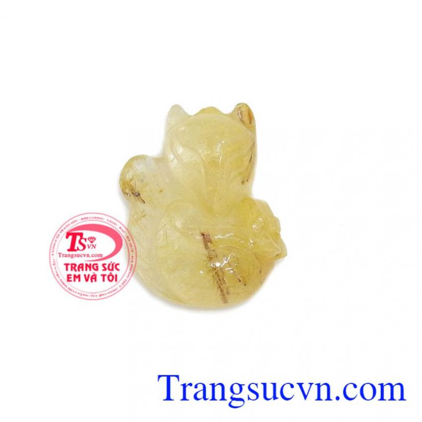 Hồ ly ôm hoa thạch anh tóc