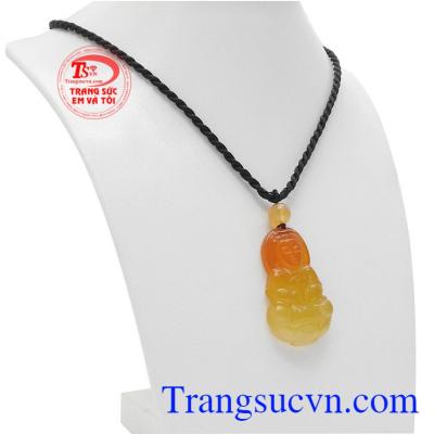 Mặt phật quan âm mã não được chạm khắc tinh tế từ đá mã não thiên nhiên.