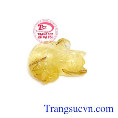 Sản phẩm thạch anh tóc vàng đẹp cao cấp có độ trong cao, được chế tác hình tỳ hưu sắc nét