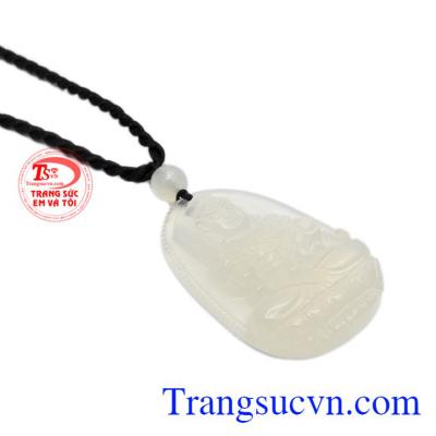 Sản phẩm chạm khắc theo hình phật Bất động minh vương giúp người dùng biết nắm bắt cơ hội và thời cơ để thành công trong sự nghiệp. 