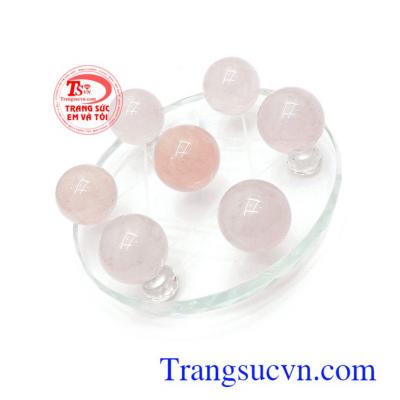 Thất tinh trận đặt ở bàn khách, bàn trà giúp cho chủ nhân quan hệ rộng rãi, nhiều quý nhân giúp đỡ về công danh tài lộc, tránh kẻ tiểu nhân, đặt trên bàn làm việc để trấn sát, trị tà, thu hút vượng khí cho chủ nhân