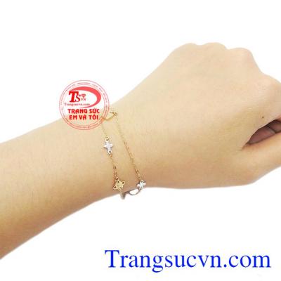 Sản phẩm kết hợp từ vàng màu và vàng trắng tạo sự ấn tượng. 