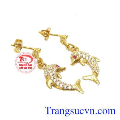 Hoa tai cá heo nhỏ được chế tác từ vàng 10k và đá Cz nhỏ.