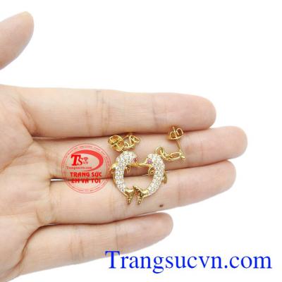 Đôi hoa tai cá heo thích hợp để làm quà tặng trong những dịp đặc biệt.