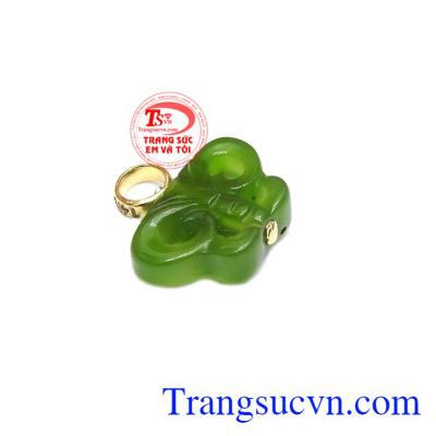 Mặt dây cẩm thạch hồ điệp được chạm khắc tinh tế kết hợp cùng vàng màu 14k tạo thành mặt dây độc đáo.