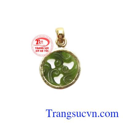 Mặt dây cẩm thạch đáng yêu được chế tác từ ngọc cẩm thạch thiên nhiên và vàng tây 14k.