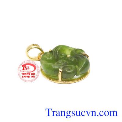 Với kiểu dáng hình tròn nhỏ xinh, cùng ngọc cẩm thạch chạm khắc tinh tế đem lại cho người phụ nữ sản phẩm rất đẹp mắt. Mặt dây cẩm thạch đáng yêu