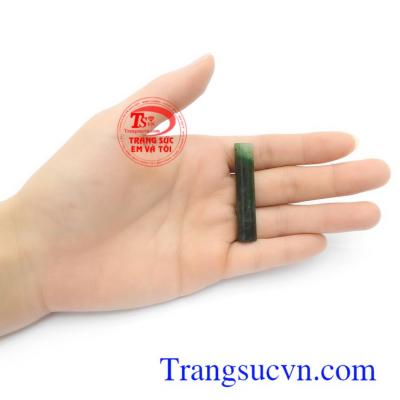 Mặt ngọc hình trụ phù hợp bọc vàng làm mặt dây chuyền sang trọng và tinh tế