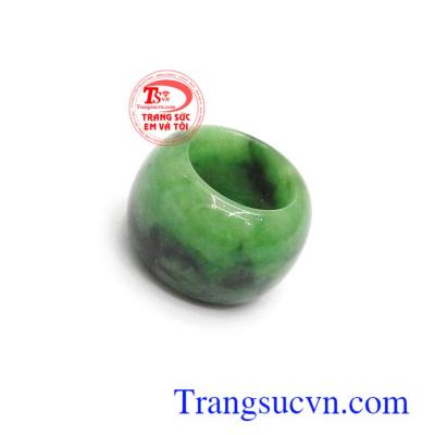 Mặt ngọc lu thống tài lộc vừa làm đồ trang sức vừa có ý nghĩa phong thủy, trong phong thủy có tác dụng cầu quan phát lộc, thuận lợi cho con đường công danh sự nghiệp, mang bình an và may mắn cho người đeo.