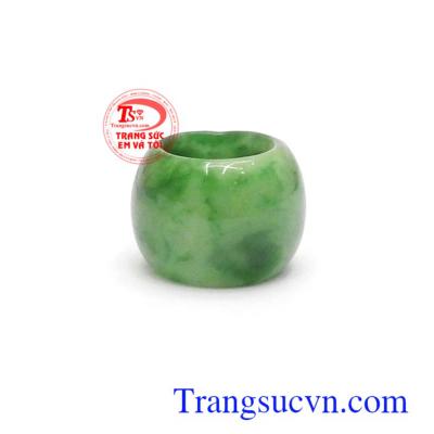 Mặt lu thống Jadeite bình an trong phong thủy thường được dùng để cầu quan phát lộc, thuận lợi cho con đường công danh, sự nghiệp của mình được như ý