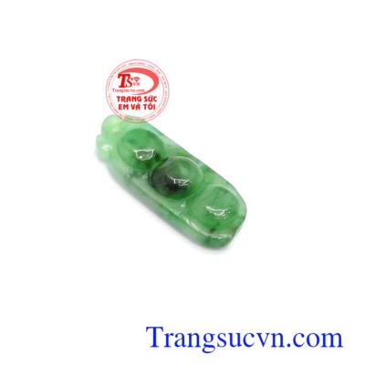 Mặt ngọc Jadeite đậu quyền quý trong phong thủy có tác dụng tránh xui xẻo, mang lại may mắn, bình an và tài lộc cho người đeo