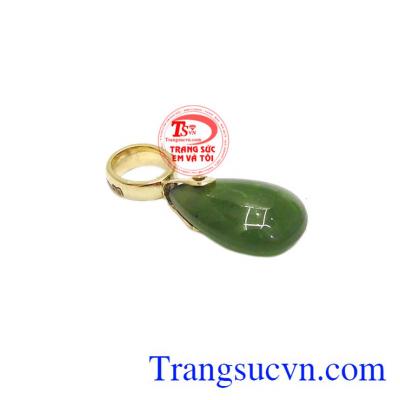 Mặt dây giọt nước nepherite được kết hợp từ vàng 14k và ngọc nepherite thiên nhiên.