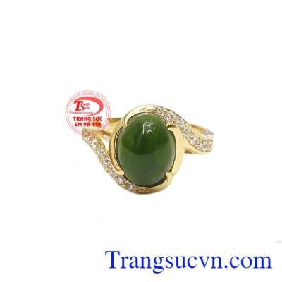 Nhẫn nữ nephrite nữ tính là sự kết hợp hoàn hảo của ngọc cẩm thạch thiên nhiên và vàng tây 14k
