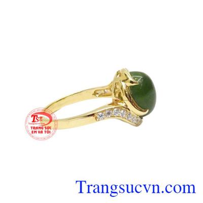 Nhẫn gắn đá quý sang trọng và đầy quyến rũ.