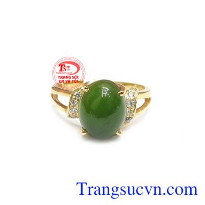 Nhẫn nữ nephrite tinh tế được kết hợp từ ngọc cẩm thạch thiên nhiên và vàng tây 14k. 