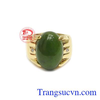 Nhẫn nam nephrite tài lộc được kết hợp từ ngọc cẩm thạch thiên nhiên màu lục phớt xám cùng vàng tây 14k.