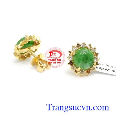 Đôi hoa tai Jadeite bình an 18k, Jadeite trong phong thủy có tác tác dụng điều hòa huyết áp, nhịp tim, giảm căng thẳng, strees và mang lại may mắn, thuận lợi trong cuộc sống cũng như công việc của người đeo