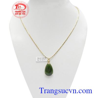 Bộ dây chuyền ngọc Nephrite xinh xắn là sự kết hợp giữa dây chuyền 18k Italy và mặt dây ngọc Nephrite thiên nhiên, mang lại nét sang trọng, quý phái và thời trang cho phái đẹp,