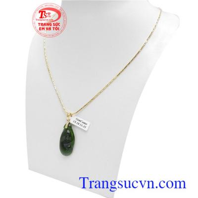 Nephritecó tác dụng mang đến vận may, giúp người đeo tránh được những rủi ro, các thế lực tà ma và sự nguy hiểm cho người đeo. Bộ dây chuyền Nephrite tài lộc