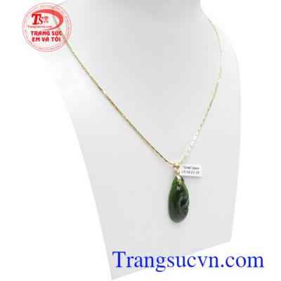 Bộ dây chuyền Nephrite tài lộc với mặt dây Nephrite là biểu tượng của sức khỏe, tình yêu và lòng bao dung.