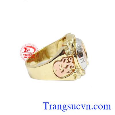 Sản phẩm kết hợp vàng màu, vàng trắng và vàng hồng tạo nên một sản phẩm độc đáo, lạ mắt.