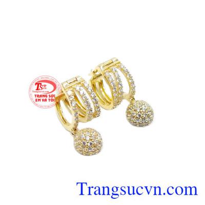 Hoa tai nữ xinh vàng Hàn Quốc được chế tác từ vàng 10k và đá Cz lấp lánh. 