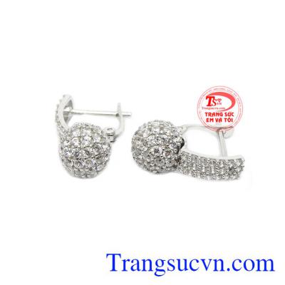 Hoa tai dễ dàng kết hợp cùng nhiều kiểu trang phục.