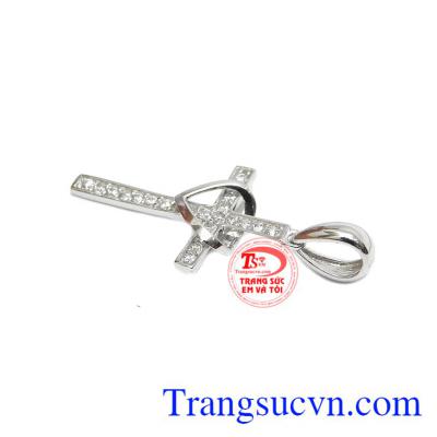 Thiết kế tinh tế, sang trọng và đẹp mắt chắc chắn sẽ làm hài lòng các chị em phụ nữ. Mặt dây thập tự yêu thương vàng trắng