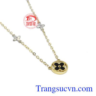 Lấy ý tưởng từ thương hiệu thời trang nổi tiếng LV, dây chuyền thiết kế tinh tế đầy sức hút. 