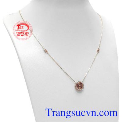 Dây chuyền chữ H Hàn Quốc là một sản phẩm mới, sáng tạo và quyến rũ.