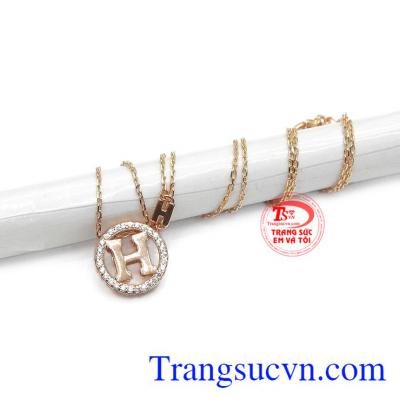 Sản phẩm được nhập khẩu Hàn Quốc với chế tác từ vàng 10k sáng bóng, bền đẹp.