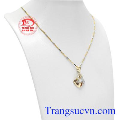 Bộ trang sức sang trọng Hàn Quốc là sự kết hợp của mặt dây và dây chuyền.