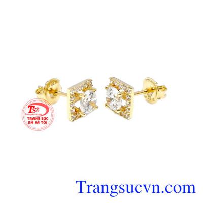 Hoa tai dạng nụ, nhỏ gọn và dễ kết hợp cùng nhiều trang phục, phụ kiện khác nhau.