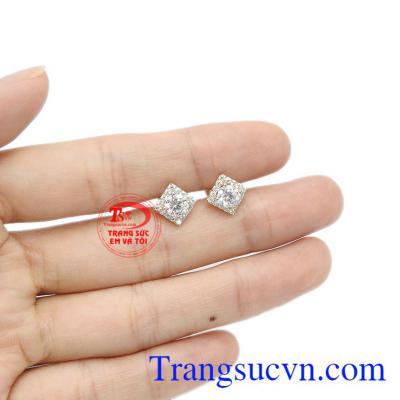 Đôi hoa tai đẹp, thích hợp làm quà tặng.