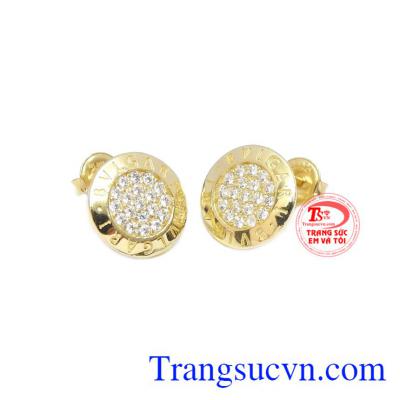 Hoa tai có thể kết hợp cùng nhiều trang phục và lứa tuổi.