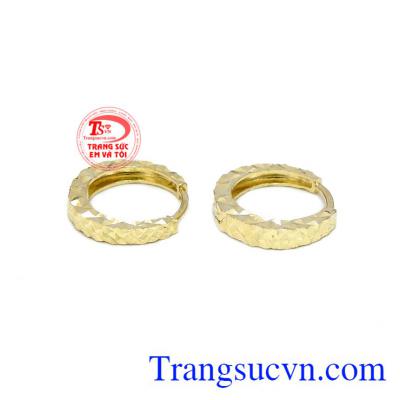 Sản phẩm được chế tác từ vàng tây 10k cùng các đường nét phay sắc nét tạo điểm nhấn ấn tượng cho người dùng. 