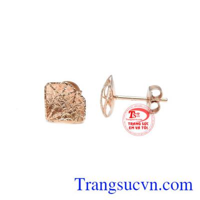 Thiết kế sang trọng theo hình kim cương, đôi hoa tai mang đến cho người đeo sự quyến rũ và đẳng cấp. 