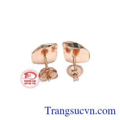 Sản phẩm chế tác từ vàng hồng 10k, sáng bóng, bền đẹp.