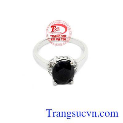 Sản phẩm đá tự nhiên được kết hợp với vàng trắng được các bạn nữ ưa thích